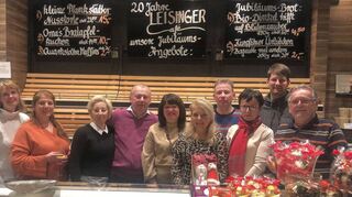 Chefin Silke Leisinger (5. v. l.) freut sich mit Stefanie Schnur, Hilal Yalcinkaya, Kasia Gottwald, Marian Wilczek, Iris Kirsch, Michael Berlinghof, Ildiko Retyi, Christian Schädel und Herbert Tippl über das 20-jährige Bestehen des Cafés.