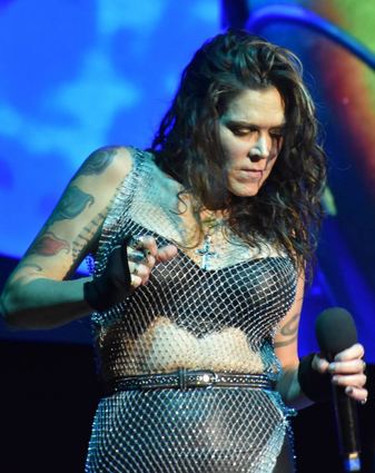 Beth Hart geht auch beim Konzert in Stuttgart ganz in ihrer Musik auf. Der Auftritt im Beethovensaal der Liederhalle war eine Achterbahnfahrt der Gefühle einer großen Sängerin.