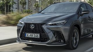 Der charakteristische, mächtige Kühlergrill steht beim neuen NX senkrechter. Seine aufrechtere Form soll die Kühlleistung steigern.