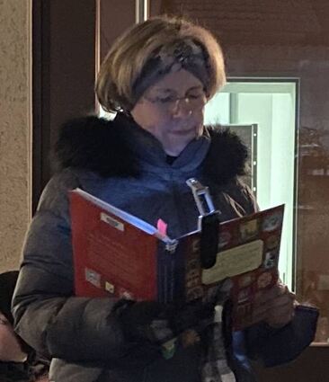 Annette Hörstel, Leiterin der Gemeindebücherei, liest eine kurze sommerliche Adventsgeschichte für Groß und Klein.