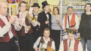 Die Kerweborscht im Spielraum von Ulrike Sauter im Oktober 2001. In der Mitte kniet Albert Stieger vom Musikverein. Diese Tradition vonseiten der Vereine wieder aufleben zu lassen, können sich er und der Vorstand der IG Vereine gut vorstellen.