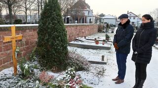 METADATEN aus dem DC-Upload-Tool:

Bildtext: Schwetzingen Friedhof Gedenken an verdiente Bürger 15.12.2022, OB. Dr. Rene Pöltl und Yvonne Rogowski am Grab von Altstadtrat Herbert Nerz , Bild: Lenhardt

Hochgeladen von:
Norbert & Dorothea Lenhardt / SZ Freie Mitarbeit (doro-lenhardt@t-online.de)

Bildrechte:
1.) Ich bin berechtigt, die hochgeladenen Bilder der Mediengruppe Dr. Haas GmbH zur Verfügung zu stellen. Die Bilder dürfen in den gedruckten Ausgaben des "Mannheimer Morgen", "Südhessen Morgen", "Bergsträßer Anzeiger", "Schwetzinger Zeitung/Hockenheimer Tageszeitung" sowie "Fränkische Nachrichten" inklusive deren Internetauftritte (www.mannheimer-morgen.de, www.bergstraesser-anzeiger.de, www.schwetzinger-zeitung.de und www.fnweb.de)
2.) Es wird ein vollumfängliches einfaches Nutzungsrecht ohne zeitliche Beschränkung eingeräumt.
3.) Ich versichere, dass die abgebildeten Personen einer entsprechenden Veröffentlichung zugestimmt haben. Die Bilder dürfen bearbeitet und archiviert werden.

4.) Die Bilder dürfen in Social-Media-Kanälen wie Facebook und Instagram genutzt werden.

Nutzung: Kostenpflichtig nutzbar

ID im DC-Upload-Tool: 28329