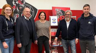 Die Lions unterstützen HG – von links: Tabea Finke („Anpfiff ins Leben“), Dr. Dr. Wolfgang Klein (Präsident Lions Club Schwetzingen), Daniela Gellert (Leitung Projektteam HG Oftersheim/Schwetzingen), Peter Behnert (Lions Club Schwetzingen) und Sebastian Schulz („Anpfiff ins Leben“).