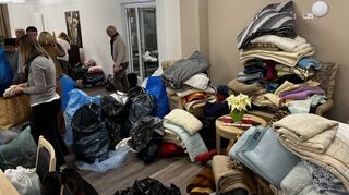 Stapelweise Decken und Jacken: Die Mitglieder des Rotary Clubs Hockenheim sortieren die gesammelte Winterkleidung im Pflege-zentrum Hockenheim nach Größen und Nutzern, bevor sie sie für den Transport in die Ukraine in Kartons verpacken.