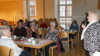 Ortrud Weibel (stehend) zieht sich aus der Leitung zurück. Hermengilde Renz (Bild-mitte) und links von ihr Hannelore Fuhr danken ihr für die in den vergangenen Jahren geleistete Arbeit.