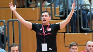 Christoph Lahme empfängt mit den Drittligaspielern der HG Oftersheim/Schwetzingen am Samstagabend den Tabellenvorletzten TV Willstätt in der Nordstadthalle. Auf der Bank: Eddi Hammarberg (v. l.), Leon Haase und Niklas Krämer.
