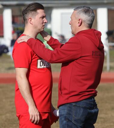 Kapitän Oliver Niemiro (l.) ist beim SV Rohrhof der verlängerte Arm von Trainer Andrés Medina López.
