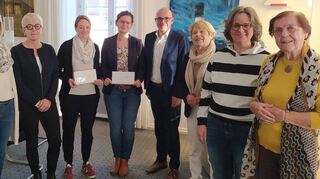 Oberbürgermeister Dr. René Pöltl freut sich über diesen Damenbesuch, nicht zuletzt, weil die „Zontinas“ Martina Kühnemund (v. l.), Esther Mrongowius, Petra Presser (Präsidentin Zonta-Club), Angela Bräunig (3. v. r.), Nicole Schäfer (2. v. r.), Renate Schellenberg (r.) eine stolze Summe dabei hatten. Das Geld nehmen Nadine Bikowski (Bezirksleitung Diakonie, 4. v. l.) sowie Sandra Zuleger (Generationenbüro, 5. v. l.) entgegen.