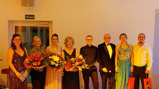 Dankbar: Regina Feil (v. l.), die langjährigen Tanzlehrerinnen Sylvia Deuschel, Julia Seifert und Claudia Groß sowie Timo Weiß, Wolfgang Feil, Lisa Kühnle und Mathias Kühnle am Abend des Premierenballs der Tanzschule Feil.