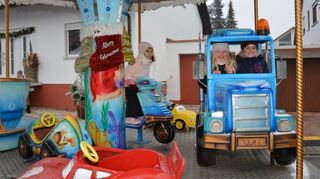 „Merry Christmas“ in der Hufeisengemeinde – Karussell fahren macht sichtlich auch bei Kälte Spaß.