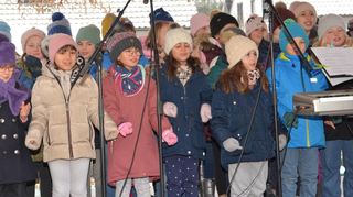 Der Kinderchor der Jahnschule, dick eingepackt und mit roten Näschen, bringt Stimmung mit Weihnachtsliedern und wärmt auf diese Art und Weise über das Herz quasi von innen.