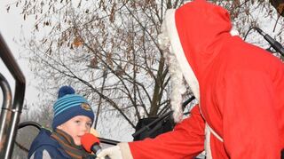 Besondere Situation mit dem Mikrofon des Bärtigen am Mund: Nils erzählt von den vier Kerzen, bevor er ein Päckchen vom Nikolaus erhält.