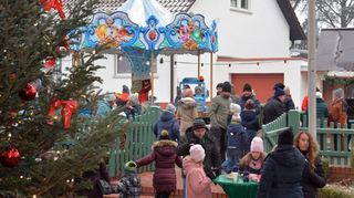 Anziehungspunkt für Besucher: Im Garten der Villa und auf der angrenzenden Straße gibt es viel zu sehen, zu erleben und zu kaufen.