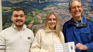 Bei der Sitzung der örtlichen SPD wurde die stellvertretende Vorsitzende Lena Krug von Bürgermeister Dr. Ralf Göck (r.) und dem Ortsvorsitzenden Selcuk Gök für ihr Engagement beim Ortsverein und der Flüchtlingshilfe geehrt.