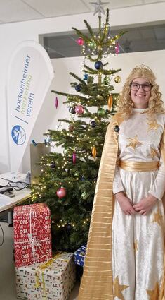 Sichtliche Freude bei der Arbeit: Das „Christkind“ Lara Rembert (18).