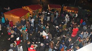 Weihnachtsmarktbuden sorgen beim Hüttenzauber der Realschule für eine schöne Atmosphäre.