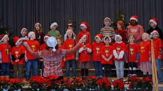 Viele kleine Nikoläuse sind aus der Friedrichschule zu Gast und singen laut Weihnachtslieder.