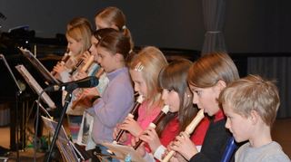 Die Kinder der Flötengruppe der Friedrichschule spielen Weihnachtslieder.