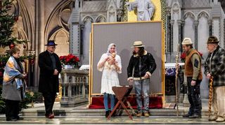 In einer Inszenierung von Matthias Folz wird die in Mundart geschriebene Weihnachtsgeschichte aus dem Lukasevangelium auf Pfälzisch unter dem Titel „Die Woihnachtsgeschicht emol ganz annersch“ in der Gedächtniskirche Speyer aufgeführt.