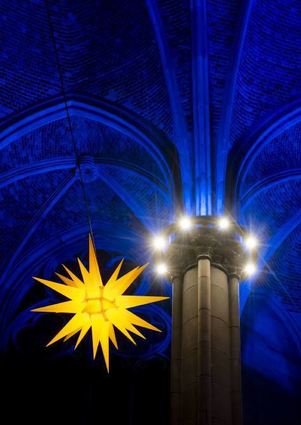 Der Stern führt, wobei das Kirchenschiff mit blauem Licht schön beleuchtet ist.