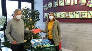 Hans Klemm von der Tafel in Walldorf freut sich über die Sach- und Geldspenden, die ihm Rektorin Anja Ott im Namen der Schule überreicht.