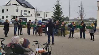 Der Posaunenchor beim Kurrendeblasen vor dem Seniorenzentrum am Feldrain. Dort spielte er, bedingt durch die zwei Jahre währende Corona-Pause, nunmehr wieder zum ersten Mal.