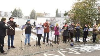 Der evangelische Posaunenchor unter der Leitung von Jan Kappenstein erfreut mit Stücken aus England und deutschen Weihnachtsliedern.