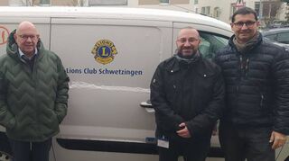 „Past President“ Helmut Herkert (v. l.), Präsident Dr. Dr. Wolfgang Klein, Alexander Schweitzer von der Tafel und Dr. Jürgen Sommer, Vorsitzender des Lions-Club-Hilfswerks, freuen sich, dass der Kühlwagen wieder einsatzbereit ist.