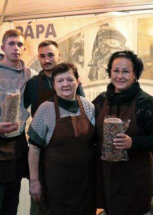 Die Gäste aus den Partnerstädten – hier Bodai, Varga, Torma und Viktoria am Stand von Pápa – waren am ersten Wochenende da.