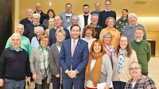 Der CDU-Landtagsabgeordnete Andreas Sturm (vorne Mitte) freut sich über den regen Austausch mit Wählern aus der Region im Landtag in Stuttgart.