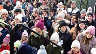 Wenn auf der Bühne die jeweiligen Ensembles auftreten, ist davor kaum noch ein Durchkommen. Das Bühnenprogramm wird so zum Garanten eines gutbesuchten Weihnachtsmarktes.