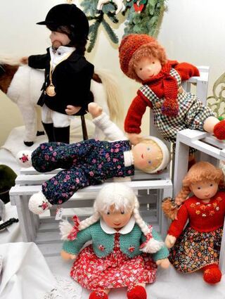 Zum Liebhaben sind die kleinen Puppen im Innern der Villa.