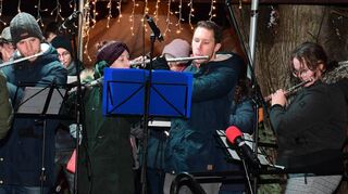 Unter anderem die Musiker der Bläserakademie sorgen für einen echten Hörgenuss inmitten der schönen Stimmung des Villagartens.