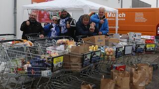 Bereits in den Vormittagsstunden, als der Chef der Tafel „Appel + Ei“ am Stand des SV 98 Schwetzingen vorbeischaut, wird der Berg an Spenden immer größer. Sehr zur Freude von Alexander Schweitzer (v. l. Leiter der Tafel), Jutta Köhl (Geschäftsführerin SV 98), Cosimo Rubino (Marketing), Thomas Münch (Sportlicher Leiter) und Uli Auer (Fußball-Abteilungsleiter).