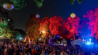 Bensheim wie es feiert und genießt: Nach der Corona-Zwangspause war dieses Jahr (fast) alles wie früher. Zum Musikfestival Maiway (li. oben) strömten Tausende in die Innenstadt. Beim Bürgerfest (re. oben) schwang Rathauschefin Christine Klein den Hammer. Stadtparkfestival Vogel der Nacht (li. unten) und Winzerfest gehörten ebenfalls wie gewohnt zu den Publikumslieblingen.