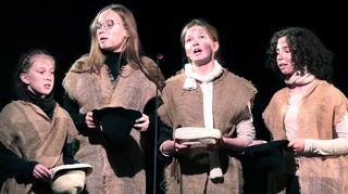Adelina Burik (v. l.), Matilda Getto, Josephine Junker und Emily Corbett spielen eine Gruppe von Bettlern.