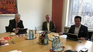 Die Sparkassenvorstände Rainer Arens (v.l.), Thomas Lorenz und Stefan Beismann.