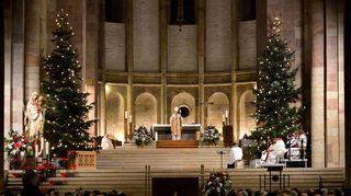 Ein imposantes Bild bietet sich den Besuchern der Christmette im Speyerer Dom. Die großen Weihnachtsbäume rahmen den Bischof vor dem Altar ein.