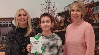 Schulleiterin Anja Kaiser, Schulsieger des Vorlesewettbewerbs Teoman Roth (6c) und seine Deutschlehrerin Dr. Judith Hammer.