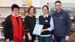 DRK-Kreisgeschäftsführerin Christiane Springer (v. l.) freut sich gemeinsam mit dem Hockenheimer DRK-Quartiersleiter Markus Unterländer über die von den Lidl-Mitarbeitern Veronika Roller und Sabine Flor überbrachte Spende.