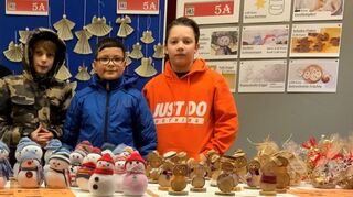 Lucy, Isabel, Elias, Alessio und Nico aus der 5a haben sich mit ihrer Klasse ins Zeug gelegt und bieten verschiedenes selbst Ge-basteltes an.