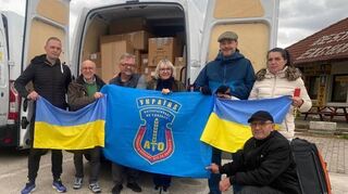 Die in Ketsch wohnhafte Ärztin Claudia Schiller (Mitte) bei einem ihrer jüngsten Fahrten mit medizinischen Hilfsgütern für die Ukraine.