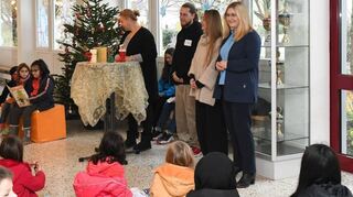 Im Foyer der Friedrich-Ebert-Gemeinschaftsschule treffen sich Bürgermeisterin Patricia Rebmann (v. r.), Konrektorin Nina Lawrenz, Jonas Wolber, Jeannette Hübler und die Schüler der 2b und 7a zur Übergabe der Pakete an „Freezone“.