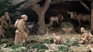 In der katholischen Schutzengelkirche stehen die Protagonisten der Krippenszene bereits parat – nur das Christuskind in der Krippe fehlt bislang noch.