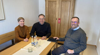 Ein starkes Trio: Religionspädagogin und Klinikseelsorgerin Evelyn Spitaler (v. l.), Diakon Michael Barth-Rabbel sowie Pfarrer und Dekan Uwe Lüttinger im Pfarramt der Seelsorgeeinheit Schwetzingen, Oftersheim und Plankstadt.