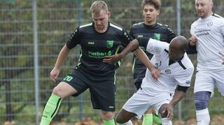 So wie hier Marcel Jakubith (l.) gegen den SV Enosis hielt sich die TSG Rheinau die meisten Gegner vom Leib.