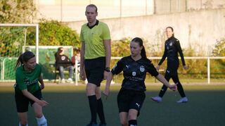 Anita Reitarow (schwarzes Trikot) will sich mit der Spvgg 06 Ketsch in der Landesliga weiter nach vorne schießen.
