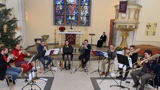 Das Blechbläserensemble in der evangelischen Stadtkirche: Stephan Siebig (v. l.), Jordana März, Jörg Müßig, Elisabeth Matthiesen, Ralf Krumm, Andreas Bundrück, Markus Roth und Frederik Dietrich.