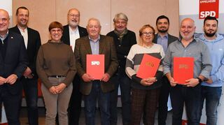 Daniel Born (v. l.), Marcel Guckland, Renate Schmidt, Claus Reske, Werner Stitzelberger, Volker Neutard, Anneliese Giese, Konstantin Gavras, Jürgen Geschwill und Egzon Fejzaj kommen beim „Politischen Kaffeeklatsch“ der SPD für das Ehrungsfoto zusammen.
