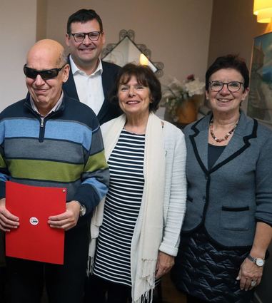 Hans-Peter Christ (v. l.) wird während der Plankstadter Weihnachtsfeier der Arbeiter-wohlfahrt von Bürgermeister Nils Drescher, Rosa Grünstein und der Vorsitzenden Gabi Wacker für seine langjährige Treue gedankt.